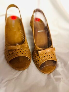 Aerosoles open toe tan heels NWTG size 6  please see photos
